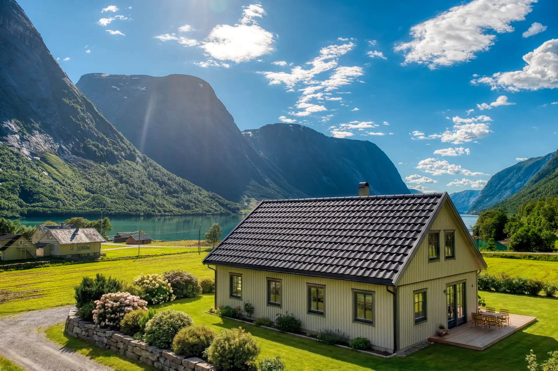 Enebolig med nytt svart betongtak ved en fjord på Vestlandet en sommerdag
